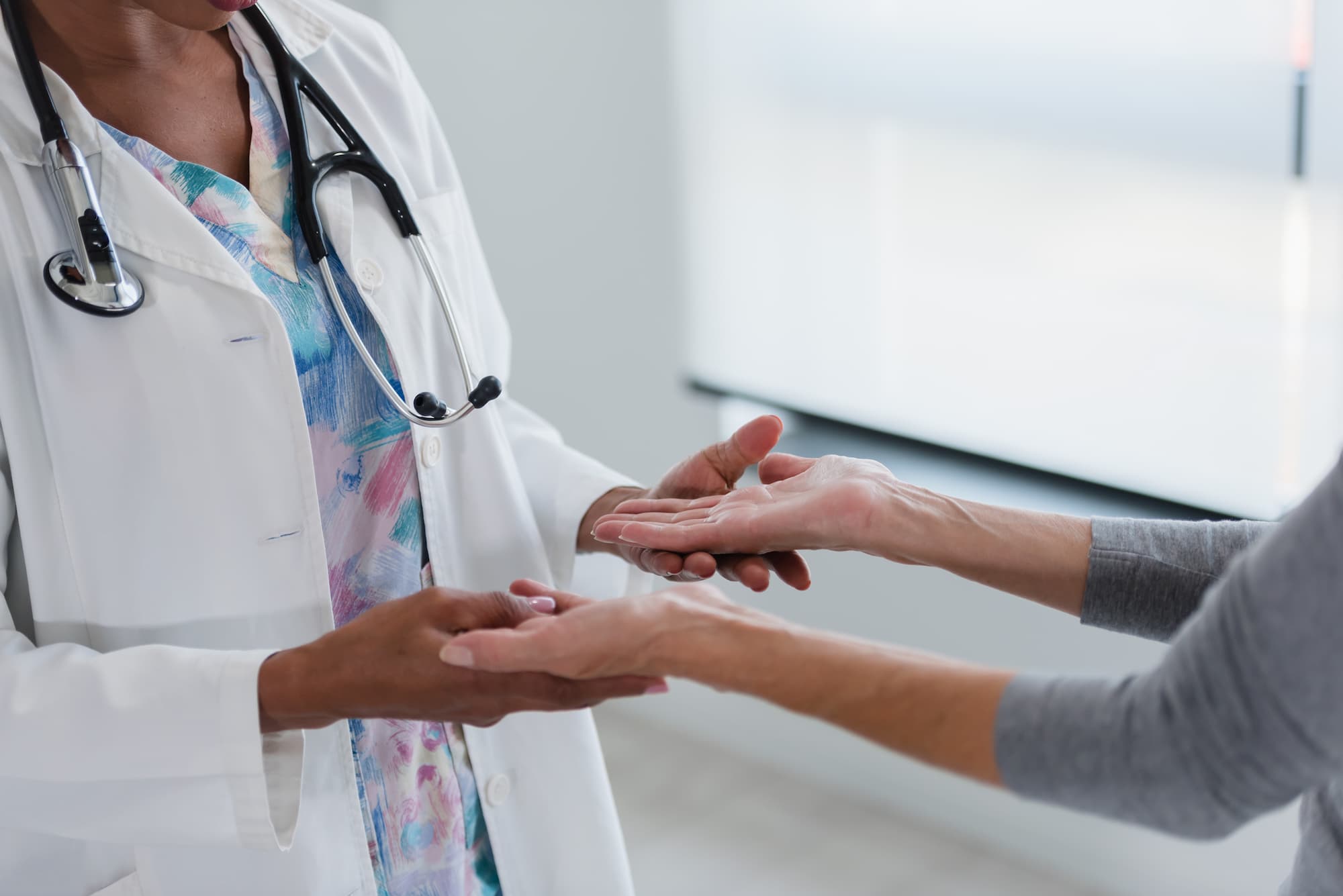 EarlyWarningSignsofaStrokeActFASTGuide A Dr. examining a patient