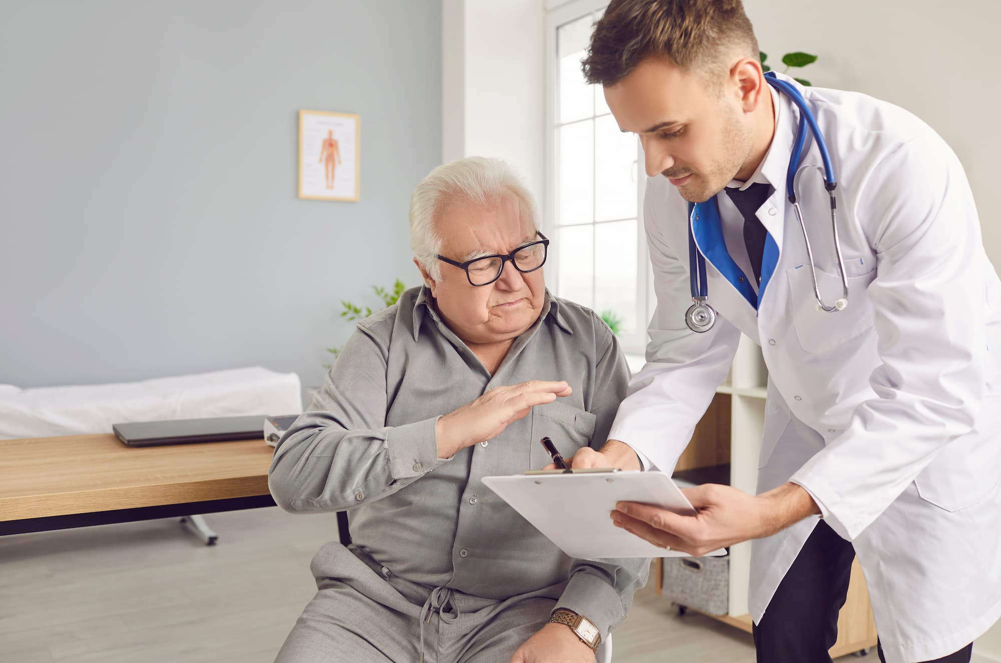 EarlySignsofDiabetesYouShouldntIgnore a senior man being consulted by a Dr. about diabetes